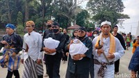 Upacara adat Kawin Cai dilaksanakan mulat pukul 07.00 WIB. Masyarakat melakukan pemotongan kambing hitam, selanjutnya kambing dimasak ibu-ibu Desa Babakanmulya. Pada pukul 13.00 WIB, prosesi Kawin Cai dimulai. Tokoh masyarakat berangkat dari situs keramat Balong Dalem menuju sumur tujuh yang ada di Wisata Cibulan, Desa Maniskidul. (Bima Bagaskara/detikcom)