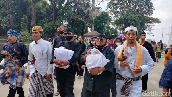 Potret Upacara Adat Kawin Cai di Kuningan
