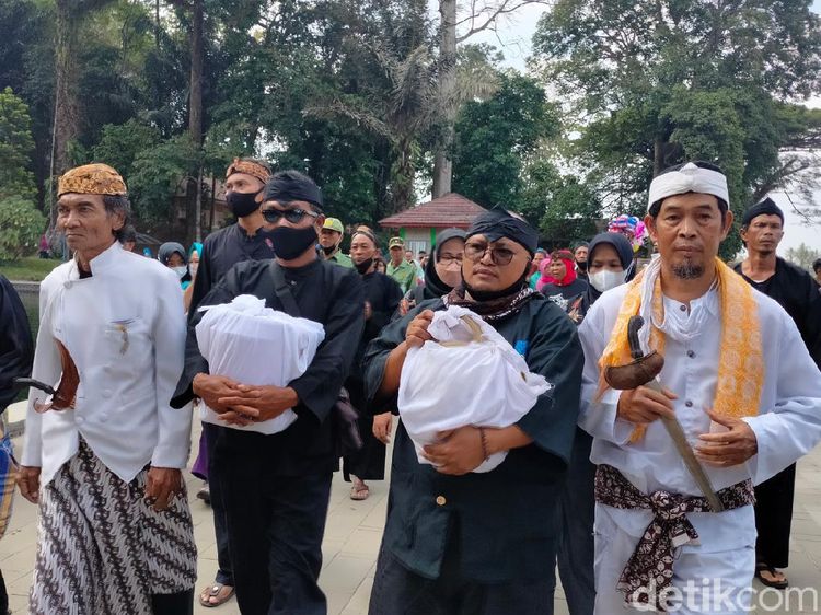 Potret Upacara Adat Kawin Cai di Kuningan