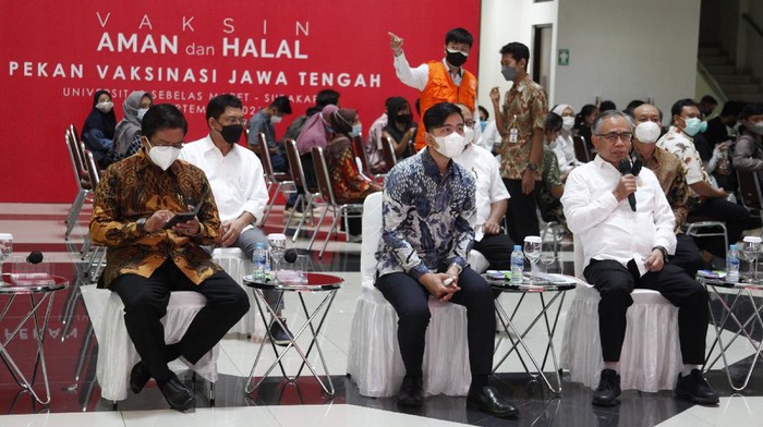KETUA KOMISIONER OJK MENINJAU VAKSINASI UNTUK NEGERI Ketua Dewan Komisioner Otoritas Jasa Keuangan (OJK) Wimboh Santoso (kanan) bersama Wali Kota Solo Gibran Rakabuming Raka (tengah) dan Rektor UNS Jamal Wiwoho (kiri) berdialog virtual dengan Gubernur Jawa Tengah Ganjar Pranowo saat acara Vaksinasi Untuk Negeri di kampus UNS Solo, Jawa Tengah, Kamis (30/9/2021). Ketua OJK Wimboh Santoso berharap kegiatan vaksinasi COVID-19 yang didukung OJK tersebut dapat bermanfaat untuk kesehatan masyarakat guna membangkitkan pertumbuhan ekonomi. ANTARA FOTO/Maulana Surya/hp.