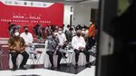 Momen Ketua Komisioner OJK Tinjau Vaksinasi untuk Negeri