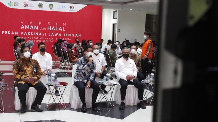 Ketua Dewan Komisioner Otoritas Jasa Keuangan (OJK) Wimboh Santoso (kanan) bersama Wali Kota Solo Gibran Rakabuming Raka (tengah) dan Rektor UNS Jamal Wiwoho (kiri) berdialog virtual dengan Gubernur Jawa Tengah Ganjar Pranowo saat acara Vaksinasi Untuk Negeri di kampus UNS Solo, Jawa Tengah, Kamis (30/9/2021). Ketua OJK Wimboh Santoso berharap kegiatan vaksinasi COVID-19 yang didukung OJK tersebut dapat bermanfaat untuk kesehatan masyarakat guna membangkitkan pertumbuhan ekonomi. ANTARA FOTO/Maulana Surya/hp.