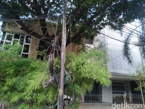 Kondisi kabel-kabel semrawut di atas galian SJUT yang sudah selesai di Jl Senopati-Jl Suryo, Jaksel, 30 September 2021. (Athika Rahma/detikcom)