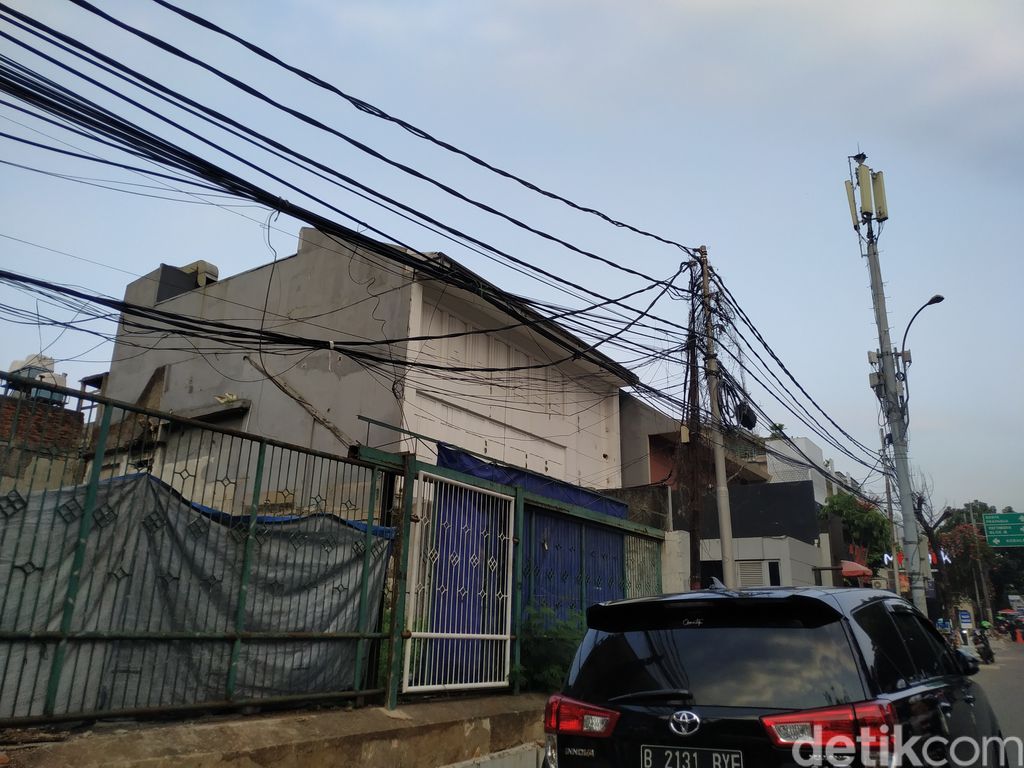 Kondisi kabel-kabel semrawut di atas galian SJUT yang sudah selesai di Jl Senopati-Jl Suryo, Jaksel, 30 September 2021. (Athika Rahma/detikcom)