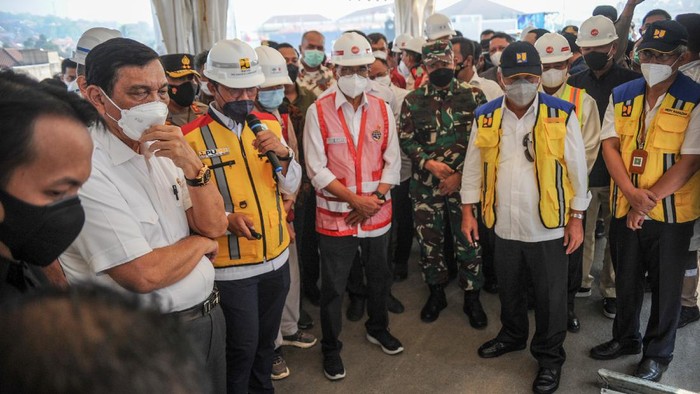 KUNJUNGAN TIGA MENTERI DI JAWA BARAT Menteri Koordinator Bidang Kemaritiman dan Investasi Luhut Binsar Pandjaitan (kedua kiri) bersama Menteri PUPR Basuki Hadimuljono (kedua kanan) dan Menteri Perhubungan Budi Karya Sumadi (tengah) mendengarkan penjelas satuan kerja saat meninjau proyek simpang susun Cileunyi di Kabupaten Bandung, Jawa Barat, Kamis (30/9/2021). Dalam kunjungan kerjanya di Jawa Barat, tiga menteri tersebut berkesempatan untuk meninjau proyek simpang susun Cileunyi dan Proyek Strategis Nasional Jalan Tol Cileunyi-Sumedang-Dawuan (Cisumdawu). ANTARA FOTO/Raisan Al Farisi/rwa.