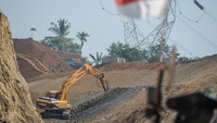 Pekerja mengoperasikan alat berat pada proyek Jalan Tol Cisumdawu di Kabupaten Sumedang, Jawa Barat, Kamis (30/9/2021). Jalan Tol Cisumdawu yang memiliki panjang 62,01 kilometer tersebut ditargetkan akan diresmikan pada akhir 2021 mendatang guna menunjang akses menuju dari Bandung menuju Bandara Internasional Jawa Barat di Kertajati, Majalengka.
