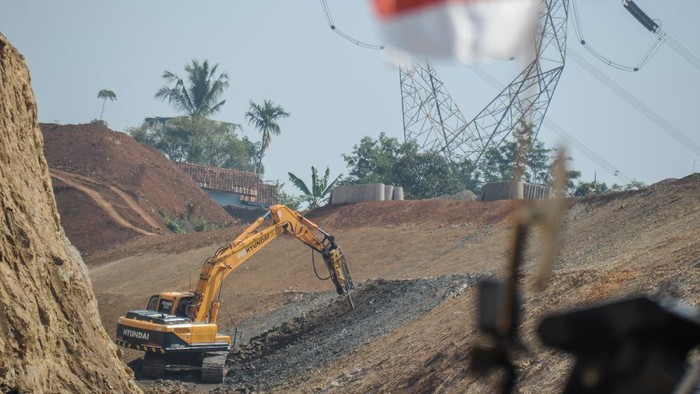 KUNJUNGAN TIGA MENTERI DI JAWA BARAT Menteri Koordinator Bidang Kemaritiman dan Investasi Luhut Binsar Pandjaitan (kedua kiri) bersama Menteri PUPR Basuki Hadimuljono (kedua kanan) dan Menteri Perhubungan Budi Karya Sumadi (tengah) mendengarkan penjelas satuan kerja saat meninjau proyek simpang susun Cileunyi di Kabupaten Bandung, Jawa Barat, Kamis (30/9/2021). Dalam kunjungan kerjanya di Jawa Barat, tiga menteri tersebut berkesempatan untuk meninjau proyek simpang susun Cileunyi dan Proyek Strategis Nasional Jalan Tol Cileunyi-Sumedang-Dawuan (Cisumdawu). ANTARA FOTO/Raisan Al Farisi/rwa.