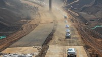 Jalan Tol Cisumdawu yang memiliki panjang 62,01 kilometer tersebut ditargetkan akan diresmikan pada akhir 2021 mendatang guna menunjang akses menuju dari Bandung menuju Bandara Internasional Jawa Barat di Kertajati, Majalengka.