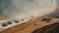 Rombongan kendaraan Menteri Koordinator Bidang Kemaritiman dan Investasi, Menteri PUPR dan Menteri Perhubungan melintasi proyek Jalan Tol Cisumdawu di Kabupaten Sumedang, Jawa Barat, Kamis (30/9/2021).