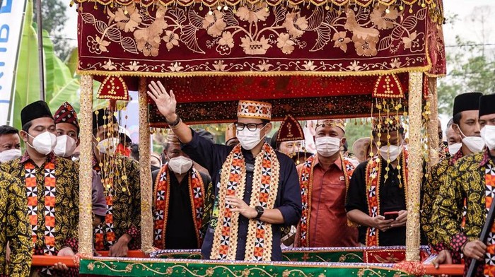 Menparekraf Sandiaga Uno kunjungi desa wisata Rigis Jaya di Lampung Barat. Kedatangan Sandiaga ke desa wisata yang masuk 50 besar ADWI 2021 itu disambut meriah.