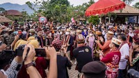 Lokasi yang memang jauh ini kemungkinan yang menyebabkan desa ini jarang mendapat kunjungan baik dari pejabat daerah apalagi pejabat negara sekelas menteri.