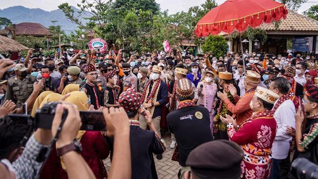 Menparekraf Sandiaga Uno kunjungi desa wisata Rigis Jaya di Lampung Barat. Kedatangan Sandiaga ke desa wisata yang masuk 50 besar ADWI 2021 itu disambut meriah.