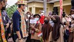 Kunjungi Desa Rigis Jaya, Menparekraf Sandiaga Uno Disambut Meriah