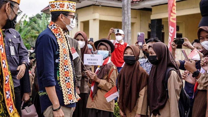 Menparekraf Sandiaga Uno kunjungi desa wisata Rigis Jaya di Lampung Barat. Kedatangan Sandiaga ke desa wisata yang masuk 50 besar ADWI 2021 itu disambut meriah.