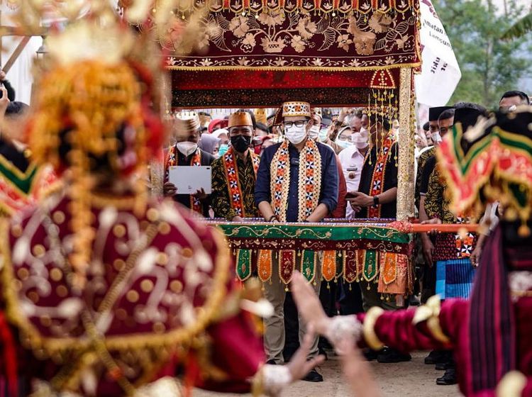 Kunjungi Desa Rigis Jaya, Menparekraf Sandiaga Uno Disambut Meriah