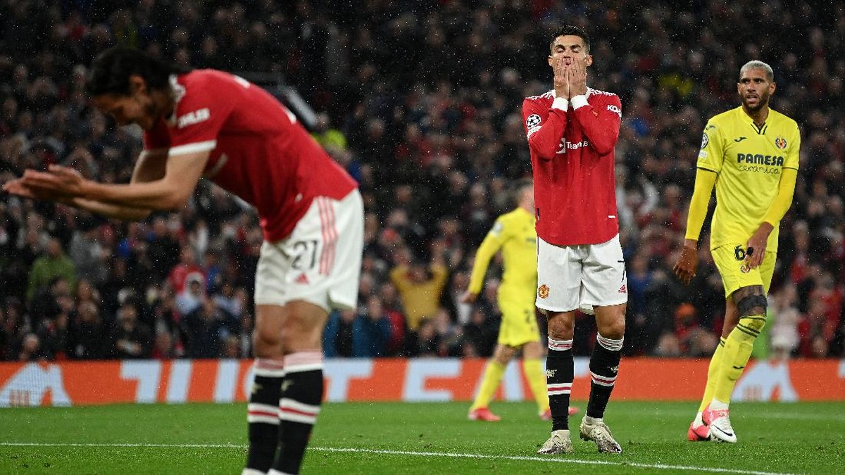 Ada momen saat Cristiano Ronaldo kalah gigih dari Edinson Cavani. (Foto: Getty Images/Michael Regan)