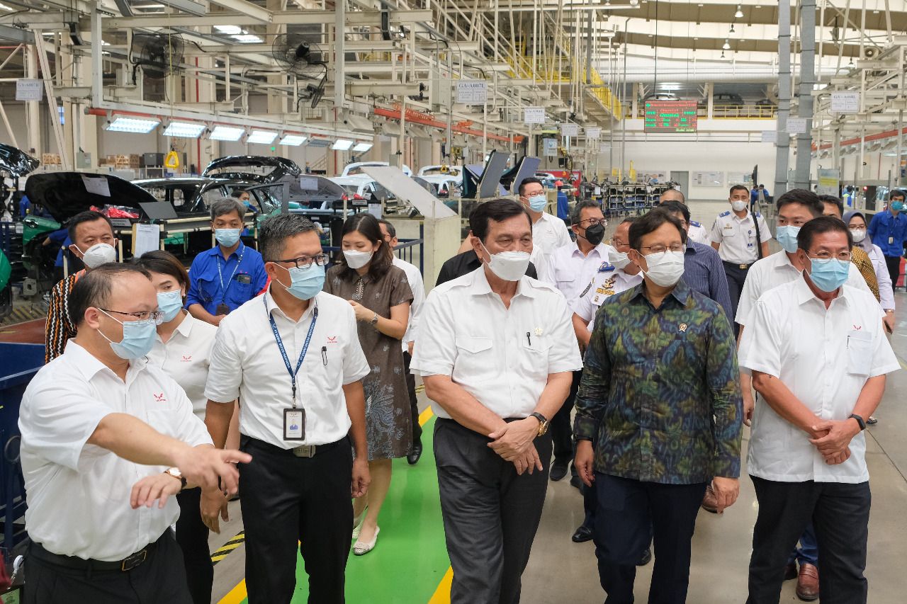 Luhut lihat pabrik dan uji coba mobil listrik Wuling