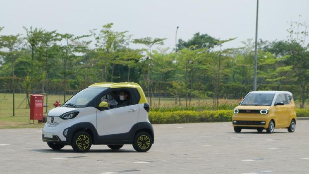 Luhut lihat pabrik dan uji coba mobil listrik Wuling
