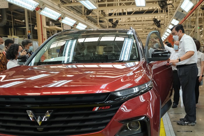 Luhut lihat pabrik dan uji coba mobil listrik Wuling Luhut lihat pabrik dan uji coba mobil listrik Wuling