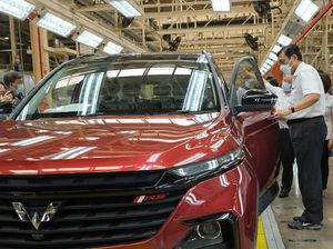 Luhut Minta Wuling Pasarkan Mobil Listrik di Indonesia Tahun Depan
