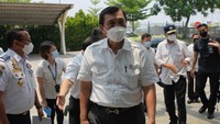 Menteri Koordinasi Bidang Kemaritiman dan Investasi (Menko Marves), Jenderal TNI (Purn) Luhut Binsar Pandjaitan, M.P.A; Menteri Perhubungan (Menhub), Ir. Budi Karya Sumadi; dan Menteri Kesehatan (Menkes), Budi Gunadi Sadikin hari ini melakukan kunjungan ke pabrik Wuling Motors (Wuling) yang berlokasi di Cikarang, Jawa Barat. Foto: dok. Wuling Indonesia