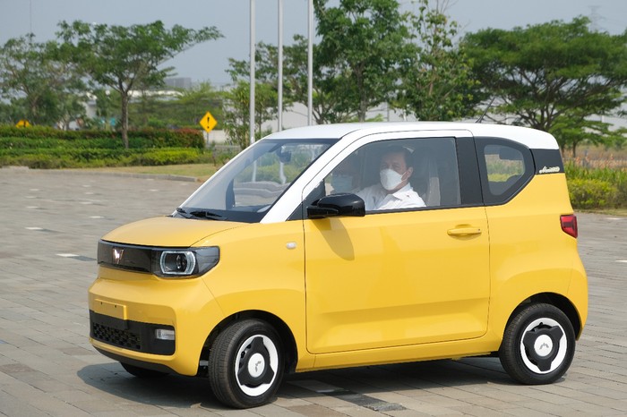 Luhut lihat pabrik dan uji coba mobil listrik Wuling