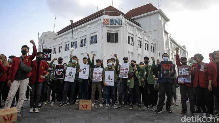 Mahasiswa Yogyakarta Kritisi 2 Tahun Kabinet Jokowi-Amin Ratusan mahasiswa dari Aliansi BEM Seluruh Indonesia gelar aksi di titik nol km Yogyakarta, Kamis (30/9). Aksi bertajuk September hitam ini mengkritisi 2 tahun kabinet Jokowi-Amin.