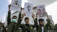 Mereka juga bicara kemunduran demokrasi, pemberangusan kebebasan sipil, pelanggaran HAM masa lalu yang tak kunjung diselesaikan.