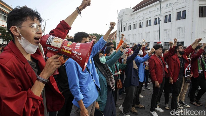 Ratusan mahasiswa dari Aliansi BEM Seluruh Indonesia gelar aksi di titik nol km Yogyakarta, Kamis (30/9). Aksi bertajuk September hitam ini mengkritisi 2 tahun kabinet Jokowi-Amin.