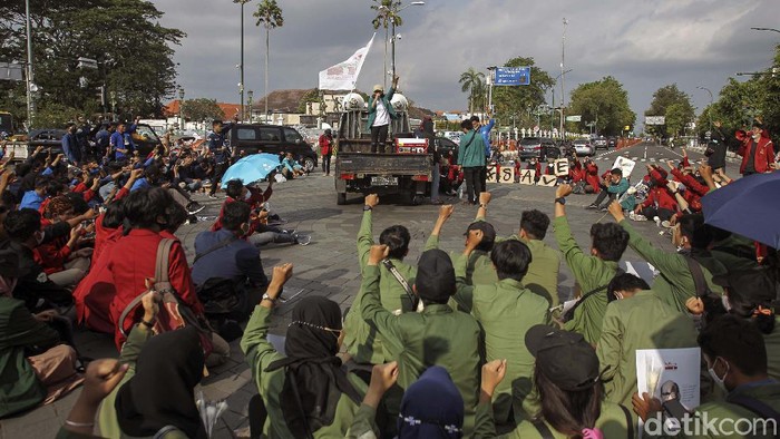Ratusan mahasiswa dari Aliansi BEM Seluruh Indonesia gelar aksi di titik nol km Yogyakarta, Kamis (30/9). Aksi bertajuk September hitam ini mengkritisi 2 tahun kabinet Jokowi-Amin.