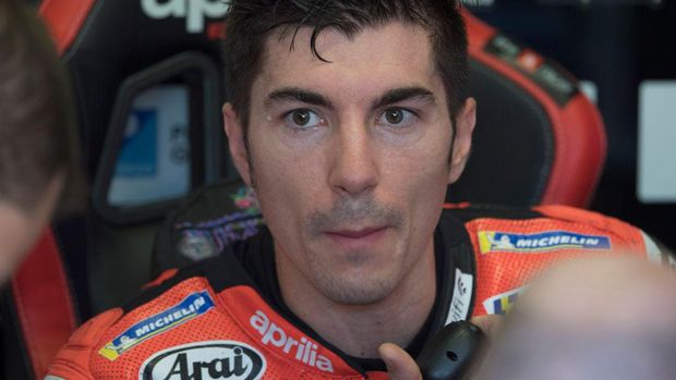 MISANO ADRIATICO, ITALY - SEPTEMBER 18: Maverick Vinales of Spain  and Aprilia Racing Team Gresini  speaks in box during the qualifying practice during the MotoGP Of San Marino - Qualifying at Misano World Circuit on September 18, 2021 in Misano Adriatico, Italy. (Photo by Mirco Lazzari gp/Getty Images)