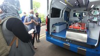 Presiden Direktur Mandaya Hospital Group dr. Ben Widaja, (UK) menjelaskan perlengkapan ambulans yang sudah terintegrasi dengan sistem di Mandaya Royal Hospital Puri, Jakarta.