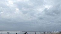 Pantai Kuta yang panjang dengan pasir putihnya.