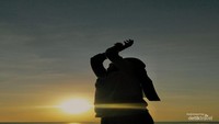 Foto ala-ala model dengan latar senja.