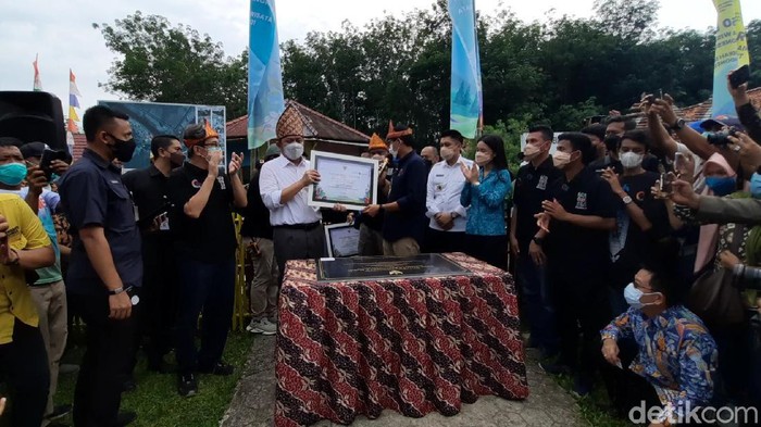 Menparekraf Sandiaga Uno memberikan apresiasi kepada Gubernur Sumsel Herman Deru