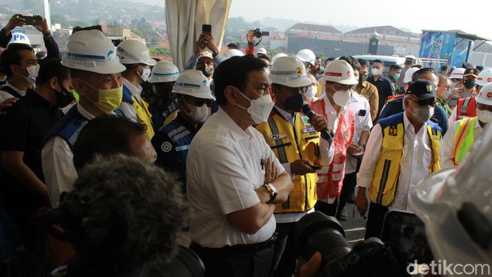 Menteri Koordinator Bidang Kemaritiman Luhut Binsar Panjaitan bersama Menteri Perhubungan Budi Karya dan Menteri PUPR Basuki meninjau progres pembangunan Tol Cisumdawu.