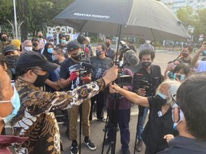 Dramatis! Novel Baswedan dan Sumarsih Pegang Payung Hitam di Depan Istana