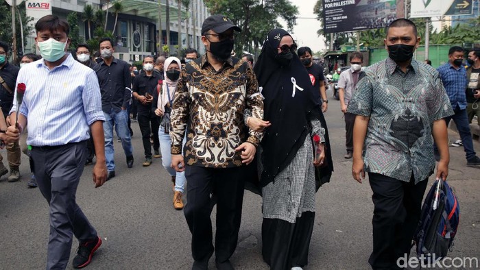 Momen Novel Baswedan Gandeng Istri Tinggalkan Gedung KPK 57 pegawai KPK yang tak lolos tes wawasan kebangsaan (TWK) termasuk Novel Baswedan resmi diberhentikan. Ini momen Novel digandeng istri saat tinggalkan gedung KPK.