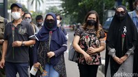 Mereka juga mendapat bunga mawar dari para aktivitas yang menyambut Novel dkk.