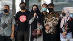 Momen Novel Baswedan Gandeng Istri Tinggalkan Gedung KPK