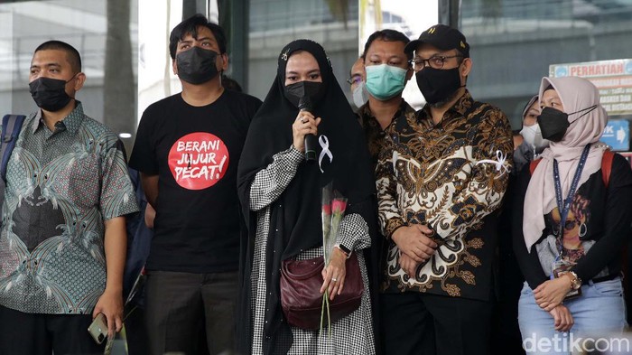 Momen Novel Baswedan Gandeng Istri Tinggalkan Gedung KPK 57 pegawai KPK yang tak lolos tes wawasan kebangsaan (TWK) termasuk Novel Baswedan resmi diberhentikan. Ini momen Novel digandeng istri saat tinggalkan gedung KPK.
