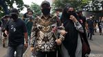 Momen Novel Baswedan Gandeng Istri Tinggalkan Gedung KPK