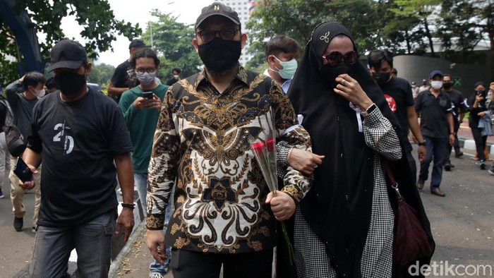 57 pegawai KPK yang tak lolos tes wawasan kebangsaan (TWK) termasuk Novel Baswedan resmi diberhentikan. Ini momen Novel digandeng istri saat tinggalkan gedung KPK.
