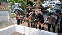 Puluhan korban jiwa dikubur secara massal dalam tiga sumur tua yang terletak di Desa Cemetuk, Kecamatan Cluring, Banyuwangi pada 18 Oktober 1965. Di sana terdapat Monumen Lubang Buaya yang jadi saksi bisu kekejaman PKI yang membantai 62 pemuda ansor dengan cara licik dan sadis.