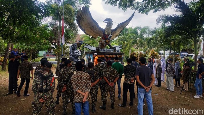Monumen Lubang Buaya Banyuwangi menjadi saksi kekejaman PKI. Monumen ini jadi saksi bisu kekejaman PKI yang membantai 62 pemuda Ansor dengan cara licik dan sadis.