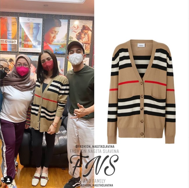 Terlihat sederhana dan simple dalam balutan cardigan berwarna coklat, siapa sangka jika harga pakaian yang dikenakan oleh istri darI Raffi Ahmad itu mencapai jutaan rupiah. Cardigan coklat dengan garis berwarna hitam, putih, dan merah itu berasal dari merek Burberry. Scioto Icon Stripe Merino Wool Cardigan itu dibanderol dengan harga sekitar Rp 8,7 juta. Foto: Instagram/@fashion_nagitaslavina