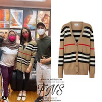 Terlihat sederhana dan simple dalam balutan cardigan berwarna coklat, siapa sangka jika harga pakaian yang dikenakan oleh istri darI Raffi Ahmad itu mencapai jutaan rupiah. Cardigan coklat dengan garis berwarna hitam, putih, dan merah itu berasal dari merek Burberry. Scioto Icon Stripe Merino Wool Cardigan itu dibanderol dengan harga sekitar Rp 8,7 juta. Foto: Instagram/@fashion_nagitaslavina