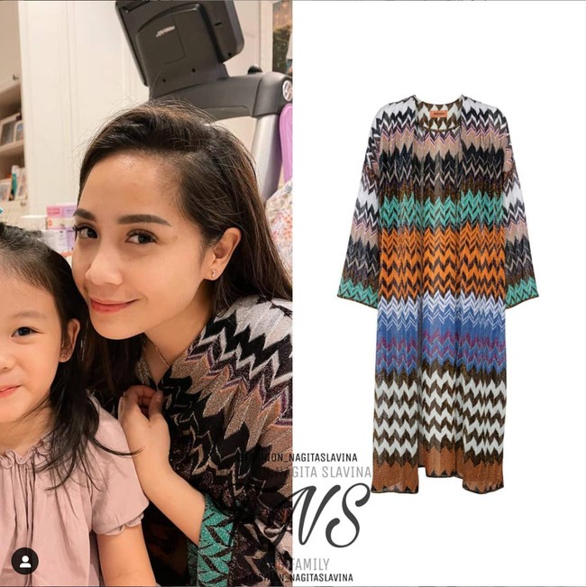 Tampil lebih berwarna, Nagita Slavina memilih mengenakan cardigan panjang dari salah satu merek fashion favoritnya, Missoni. Maxi Cardigan bermotif zigzag dengan warna coklat, putih, hitam, oranye, dan hijau itu dibanderol dengan harga sekitar Rp 16,2 juta. Foto: Instagram/@fashion_nagitaslavina