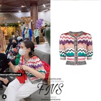 Dalam sebuah kesempatan Nagita terlihat mengenakan cardigan lengan pendek bermotif zigzag. Cardigan tersebut tampak dipadukannya dengan celana panjang putih. Diketahui bahwa Fine-Knit Wave-Pattern Cardigan itu berasal dari merek Missoni dan dibanderol dengan harga sekitar Rp 16 juta. Foto: Instagram/@fashion_nagitaslavina