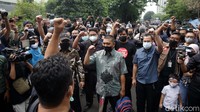 Para pegawai KPK yang tak lolos tes wawasan kebangsaan (TWK) berjalan meninggalkan gedung KPK.